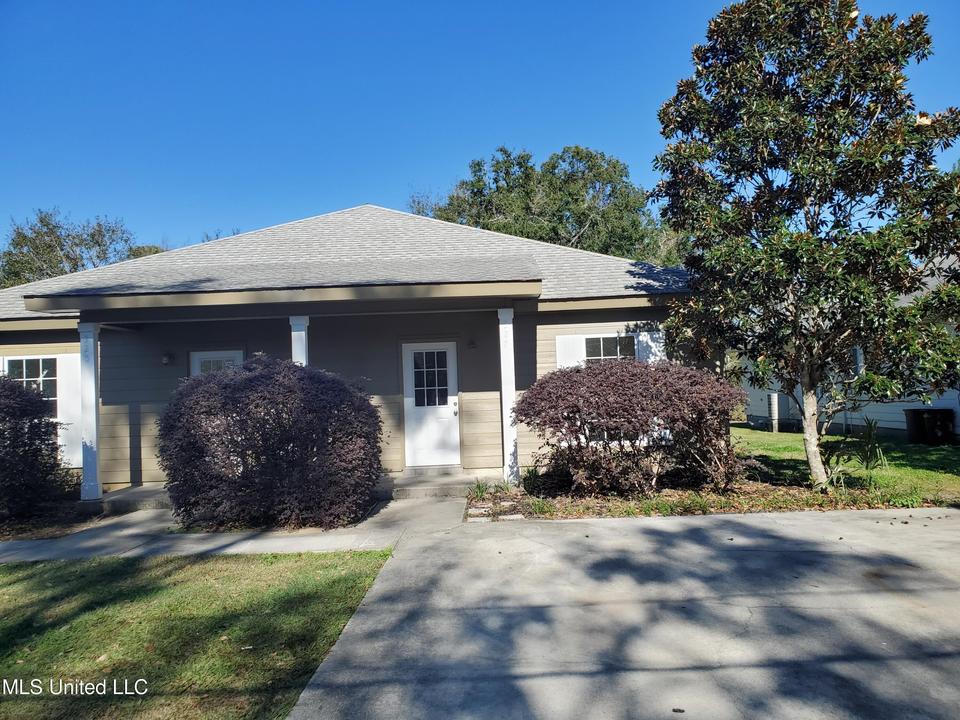 325 Ruella Ave, Bay Saint Louis, MS 39520