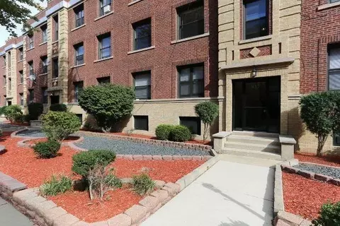 831 W Waveland Ave #2S, Chicago, IL 60613