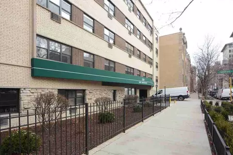 530 W Surf St #420, Chicago, IL 60657