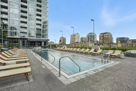 369 W Grand Ave #2-2, Chicago, IL 60654