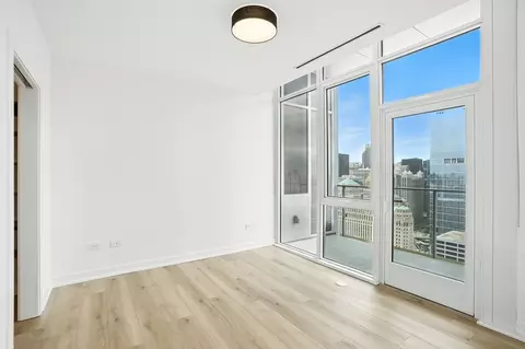 369 W Grand Ave #4-4-5, Chicago, IL 60654