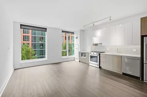 930 W Altgeld St, Chicago, IL 60614