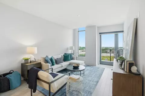 1025 W Addison St #1-1, Chicago, IL 60613