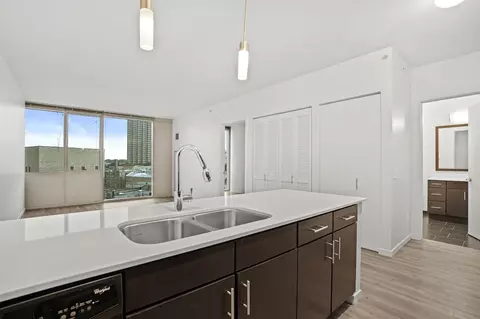 3740 N Halsted St #1-1, Chicago, IL 60613