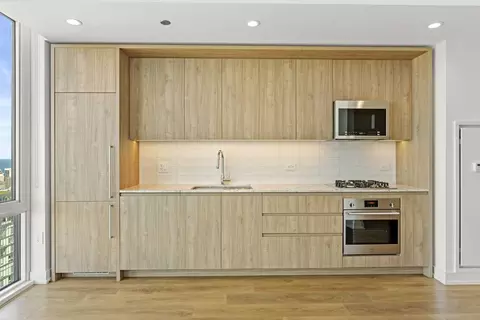 228 W Hill St, Chicago, IL 60610