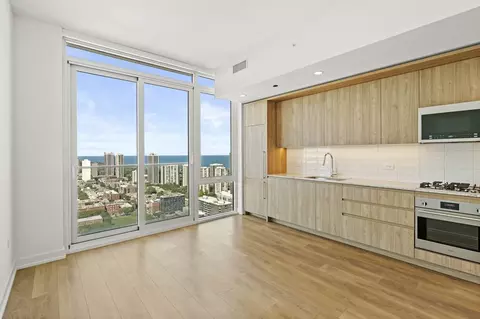 228 W Hill St, Chicago, IL 60610