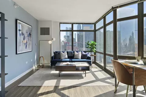 353 N Desplaines St #2-2, Chicago, IL 60661