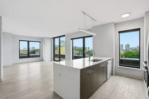 1025 W Addison St #2-2, Chicago, IL 60613