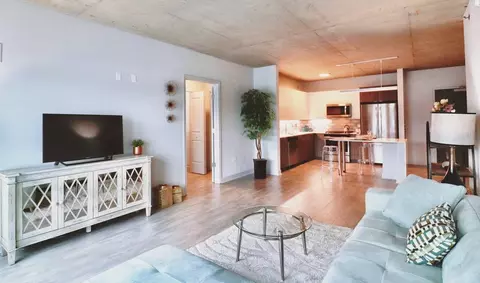 1025 W Addison St #2-2, Chicago, IL 60613