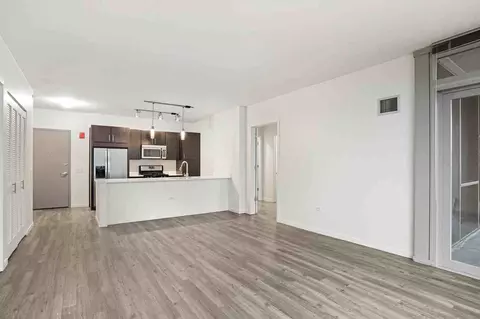 3740 N Halsted St #2-2, Chicago, IL 60613