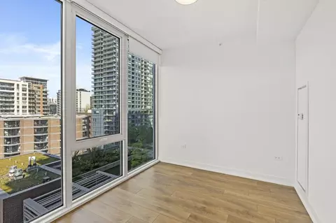 228 W Hill St #2-2-5, Chicago, IL 60610