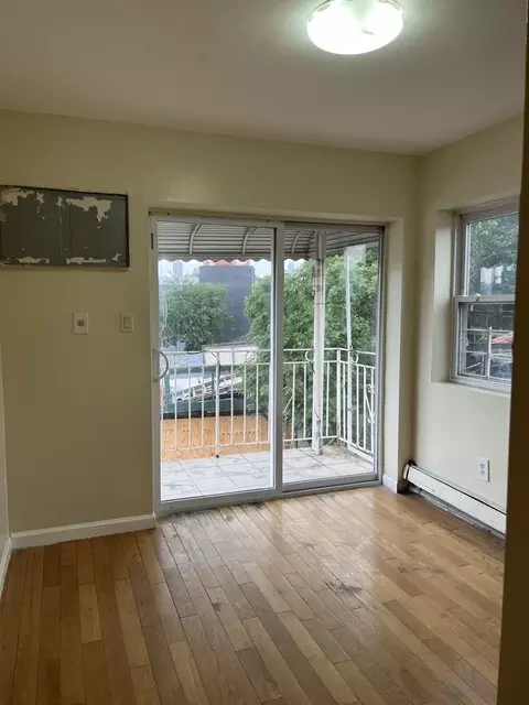 27-32 12th St #3, New York, NY 11102