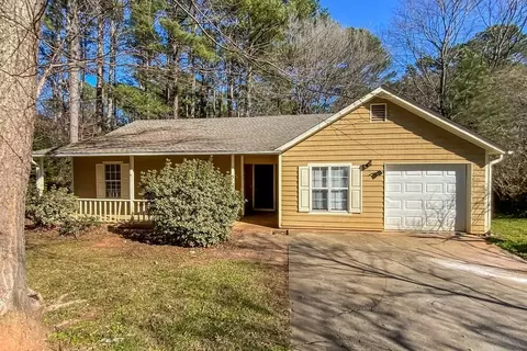 492 Maid Marion Ln, Stone Mountain, GA 30087