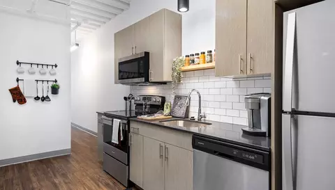 949 W Dakin St #1-1den, Chicago, IL 60613