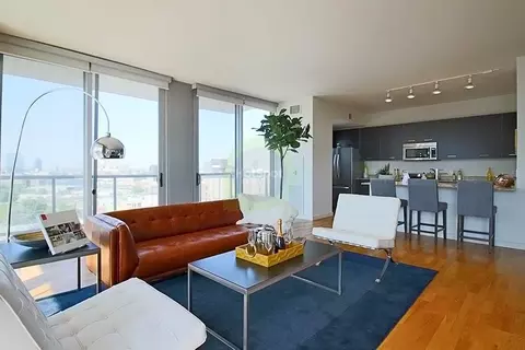 910 W Huron St #2-2, Chicago, IL 60642
