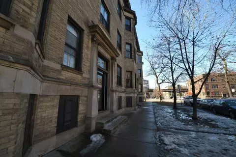 923 W Waveland Ave #2D, Chicago, IL 60613
