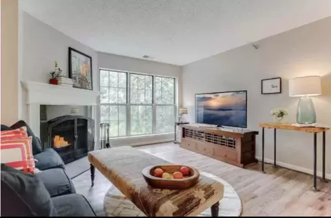 6010 Chasewood Pkwy #203, Minnetonka, MN 55343