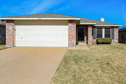 5209 Royal Burgess Dr, Fort Worth, TX 76135