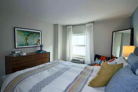 8 W Chestnut St, Chicago, IL 60610