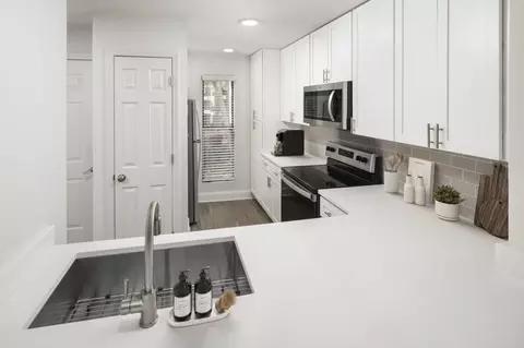 8738 Fairview Rd, Charlotte, NC 28226 photo 2