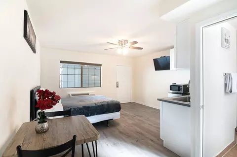 2025 W 3rd St, Los Angeles, CA 90057