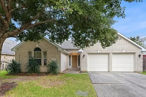 622 Oak Briar Dr, Kemah, TX 77565