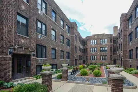 740 W Addison St #2N, Chicago, IL 60613