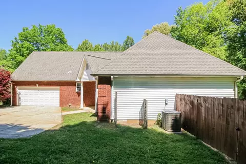 388 Jasmine Dr, Locust Grove, GA 30248