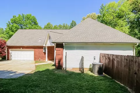 388 Jasmine Dr, Locust Grove, GA 30248