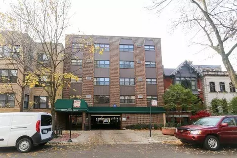 555 W Arlington Pl #306, Chicago, IL 60614