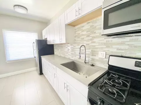 2933 W 8th St #104, Los Angeles, CA 90005