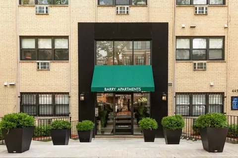 445 W Barry Ave #528, Chicago, IL 60657
