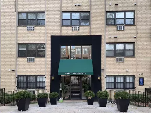 445 W Barry Ave #203, Chicago, IL 60657