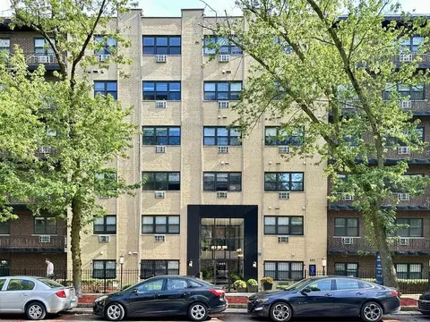 445 W Barry Ave #222, Chicago, IL 60657