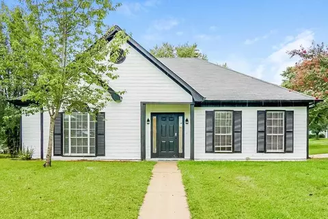 215 Dolphin Ct, Alabaster, AL 35007