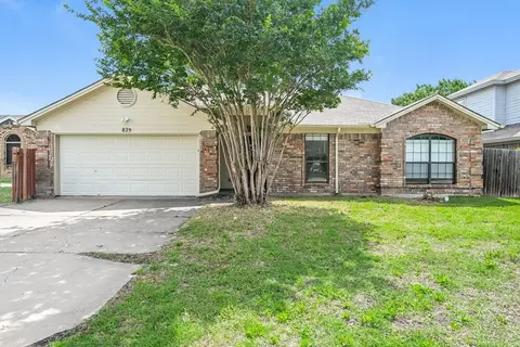 829 Minuteman Dr, Blue Mound, TX 76131
