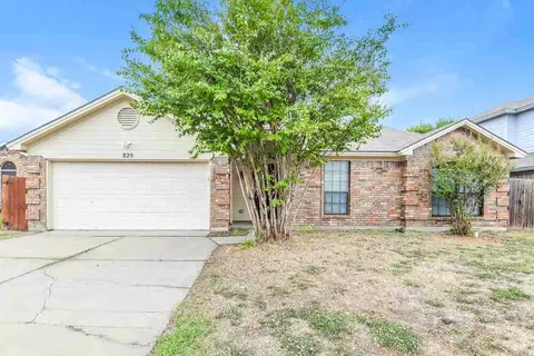 829 Minuteman Dr, Blue Mound, TX 76131
