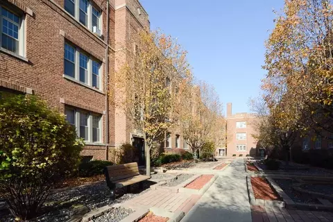626 W Barry Ave #3S, Chicago, IL 60657