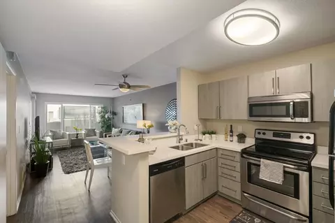 555 Pine Ave, Long Beach, CA 90802 photo 3