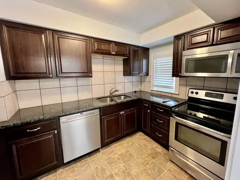 127 E 46th St, Kansas City, MO 64112