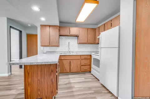 421 205 209 213 217 237 233 319 409 421 Southtowne Pl, South Milwaukee, WI 53172