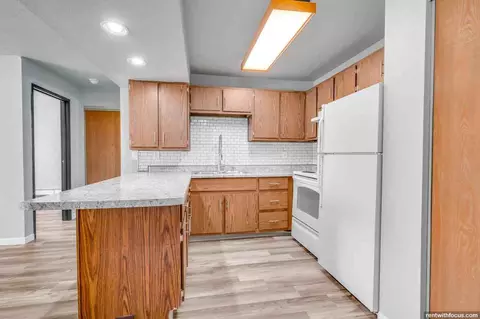 421 205 209 213 217 237 233 319 409 421 Southtowne Pl, South Milwaukee, WI 53172