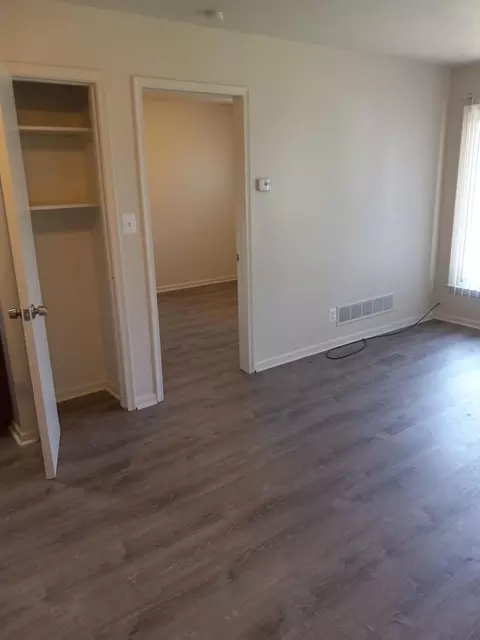 6409 Middlebelt Rd, Garden City, MI 48135