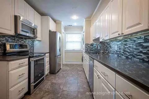 4813 Jarboe St, Kansas City, MO 64112