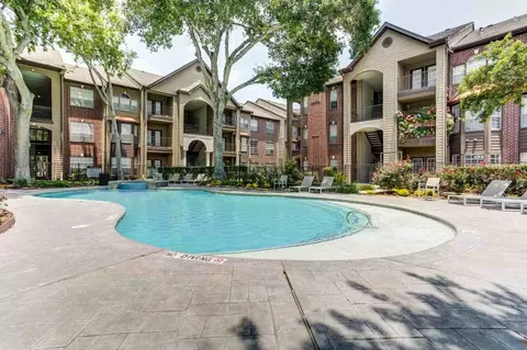9701 Meyer Forest Dr, Houston, TX 77096 photo 3