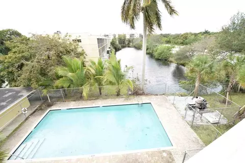 4137 Stirling Rd, Fort Lauderdale, FL 33314