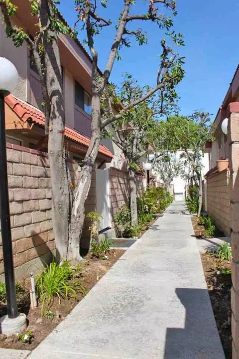 21051 Gresham St, Canoga Park, CA 91304 photo 2