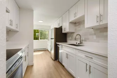 2410 W Manor Pl, Seattle, WA 98199