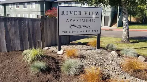 780 S 2nd St, Harrisburg, OR 97446