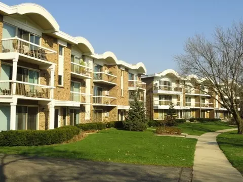 15 Olympus Dr, Naperville, IL 60540